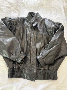 Vintage Black Leather Bomber Jacket - Classic Fit 0823